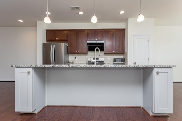 3267 Battery Park Pl, Rockingham, VA 22801 - kitchen featuring appliances with stainless steel finishes, a spacious island, decorative backsplash, dark wood-style flooring, and recessed lighting