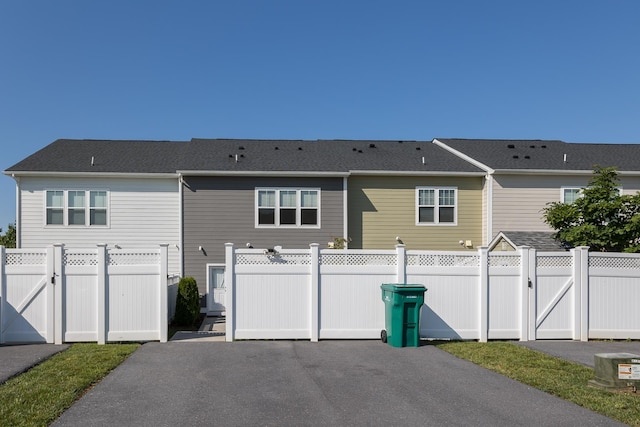 3267 Battery Park Pl, Rockingham, VA 22801 - back of property with a gate