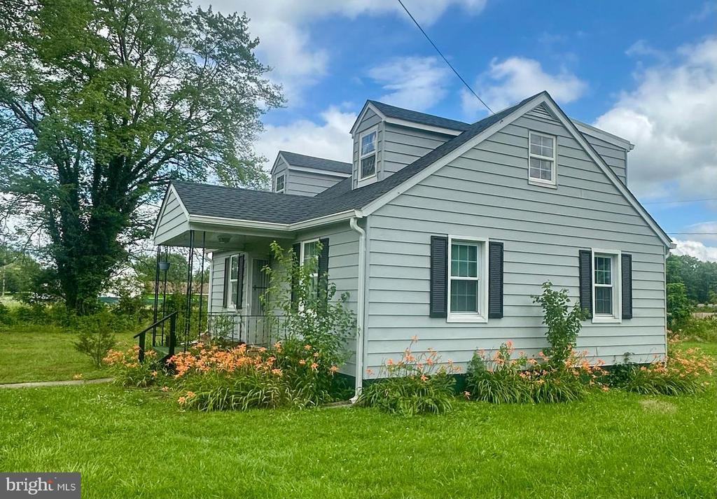 16142 Brandy Rd, Culpeper, VA 22701 - view of side of home featuring a lawn and a shingled roof