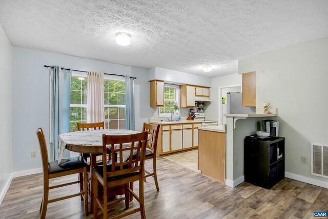 1409 Mica Rd, Mineral, VA 23117 - dining area with light wood-type flooring and a textured ceiling