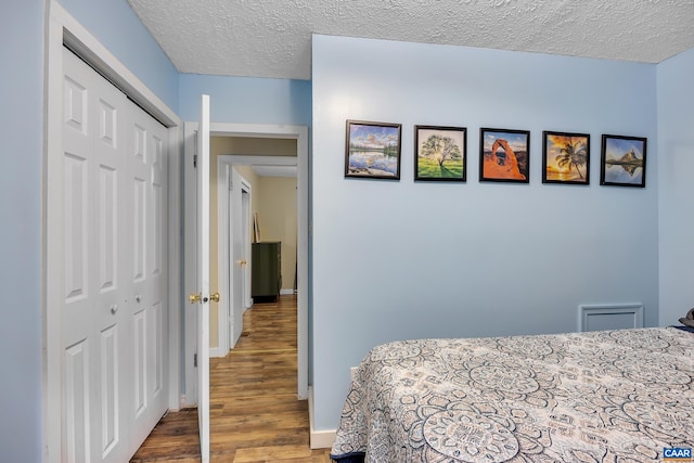 1409 Mica Rd, Mineral, VA 23117 - bedroom featuring wood finished floors, a closet, and a textured ceiling