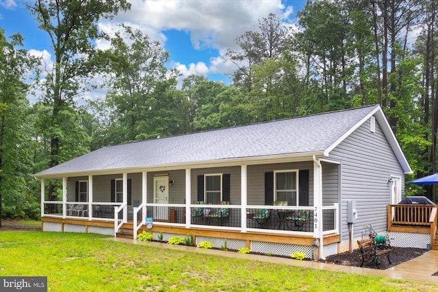7401 Stubbs Bridge Rd, Spotsylvania, VA 22551 - view of front facade featuring covered porch, a front yard, and roof with shingles
