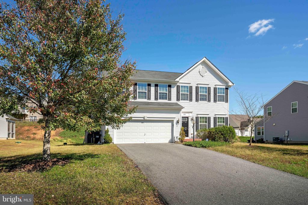 view of front of home featuring a garage and a front yard