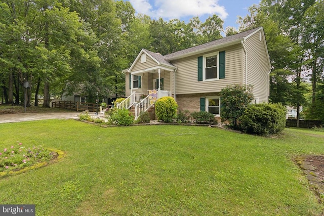 10804 Cobblestone Dr, Spotsylvania, VA 22553 - split foyer home with a front lawn and driveway