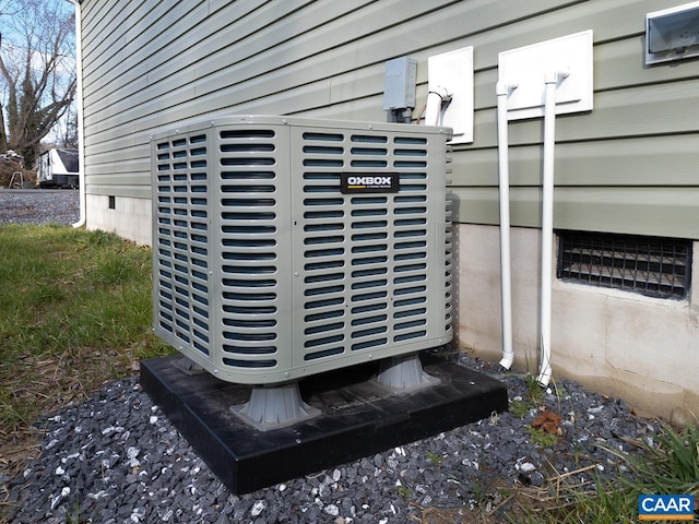 details featuring central air condition unit and crawl space