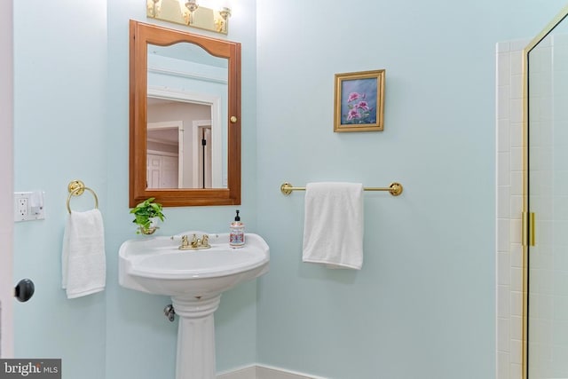 bathroom featuring tiled shower