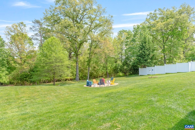 view of yard featuring a fire pit