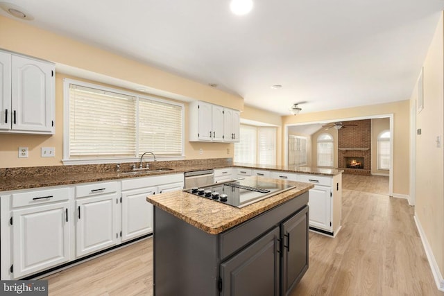 6904 Lakeland Way, Fredericksburg, VA 22407 - kitchen featuring black electric cooktop, a peninsula, white cabinets, and a ceiling fan