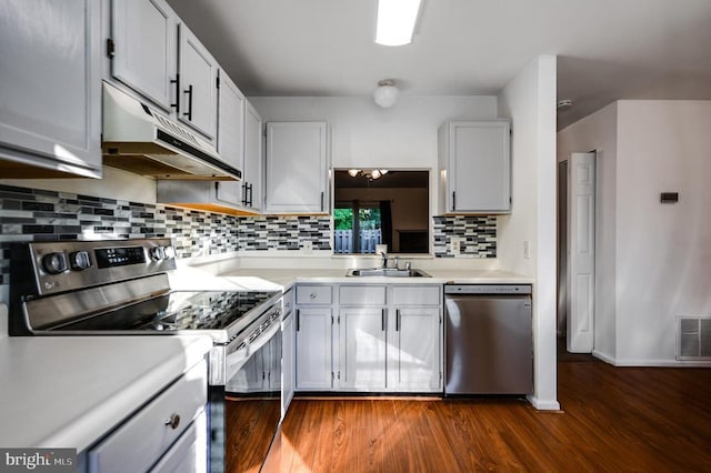 11175 Elwyn Ct, Fredericksburg, VA 22407 - kitchen featuring stainless steel appliances, under cabinet range hood, a sink, light countertops, and dark wood-type flooring