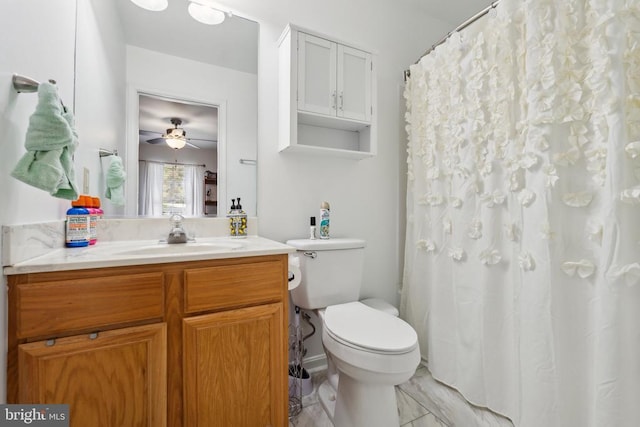 full bathroom featuring toilet, ceiling fan, a shower with shower curtain, and vanity