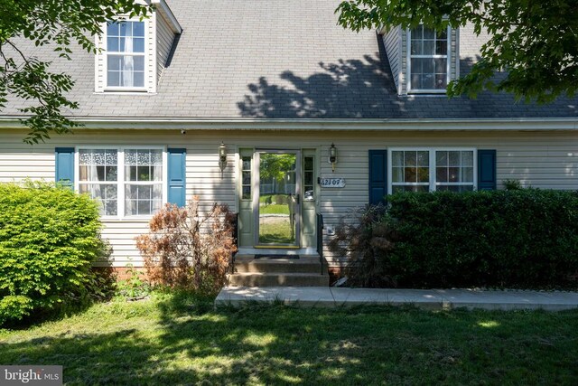 12107 Knight Ct, Fredericksburg, VA 22407 - property entrance with a lawn