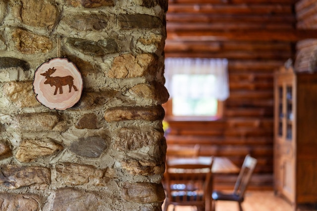 35 Bottom Rd S, Raphine, VA 24472 - detailed view of log walls