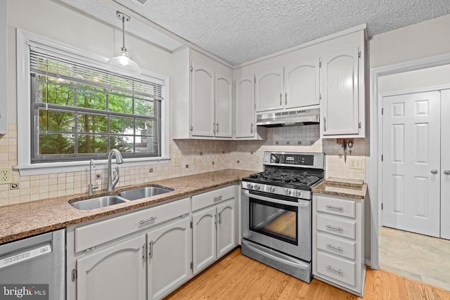 47 Marwood Dr, Palmyra, VA 22963 - kitchen featuring stainless steel appliances, under cabinet range hood, a textured ceiling, light wood-style flooring, and backsplash