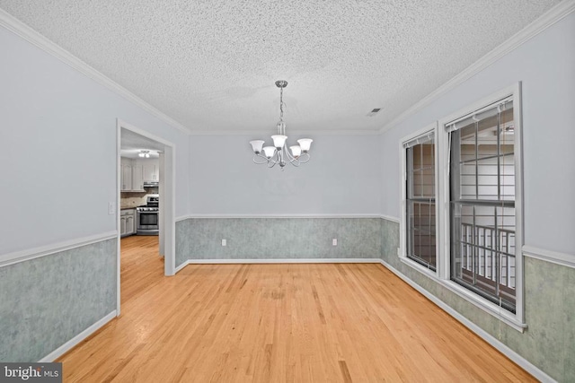 47 Marwood Dr, Palmyra, VA 22963 - spare room with light wood-style flooring, a textured ceiling, a chandelier, and ornamental molding