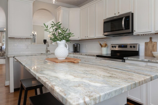 21 Spring View Dr, Staunton, VA 24401 - kitchen featuring appliances with stainless steel finishes, a sink, a kitchen island, white cabinets, and backsplash