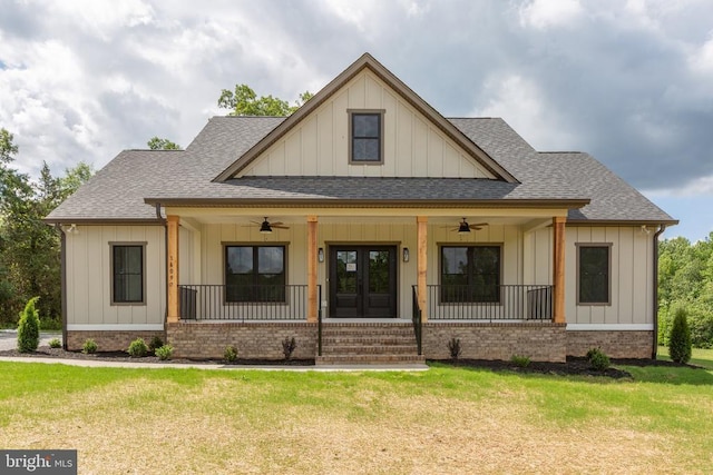 885 Buckners Ln, Compass Cove At Lake Anna Mineral, VA 23117 - modern inspired farmhouse featuring a shingled roof, board and batten siding, a front yard, and a ceiling fan
