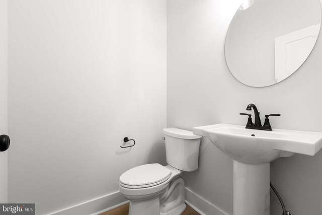 885 Buckners Ln, Compass Cove At Lake Anna Mineral, VA 23117 - bathroom with toilet and baseboards