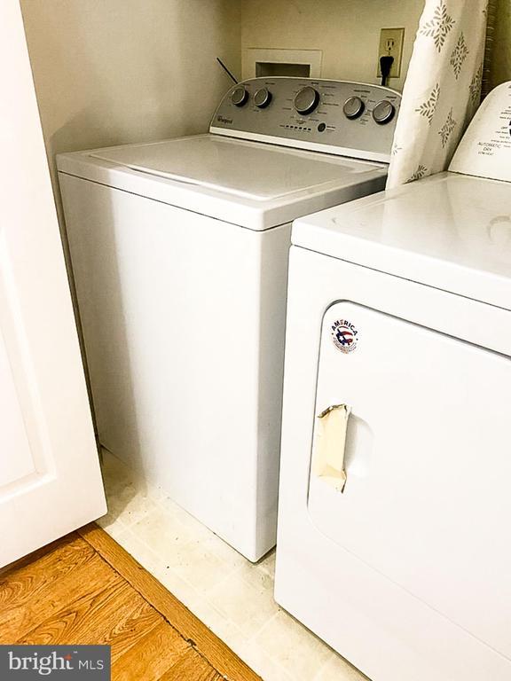 988 Towne Ln, Charlottesville, VA 22901 - laundry area featuring separate washer and dryer