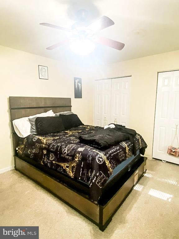 988 Towne Ln, Charlottesville, VA 22901 - bedroom featuring carpet floors, a ceiling fan, and baseboards