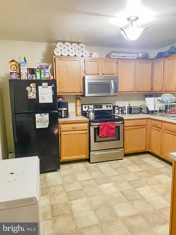 988 Towne Ln, Charlottesville, VA 22901 - kitchen featuring appliances with stainless steel finishes and light countertops