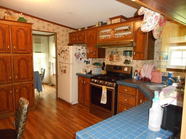 2780 Sunrise Dr, Broadway, VA 22815 - kitchen with stainless steel range with gas cooktop, wallpapered walls, a sink, crown molding, and tile counters
