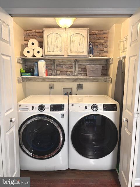 11729 Innisbrook Cir, Fredericksburg, VA 22407 - laundry room with washing machine and clothes dryer and dark wood finished floors