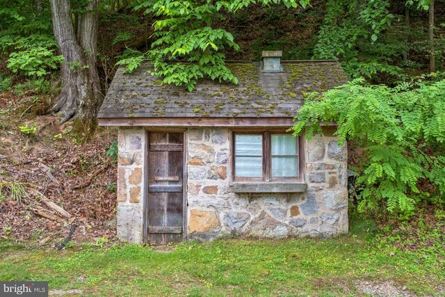 view of outbuilding