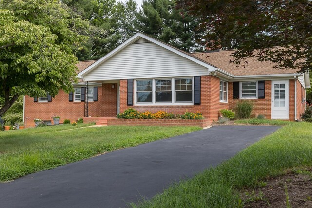 871 Kent Rd, Waynesboro, VA 22980 - ranch-style home featuring brick siding, roof with shingles, and a front lawn