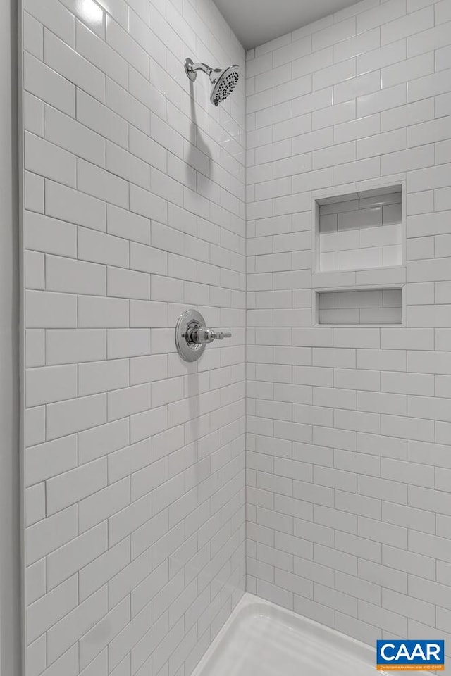 bathroom featuring a tile shower