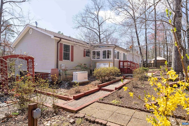 609 Jefferson Dr, Palmyra, VA 22963 - rear view of property with fence and a garden