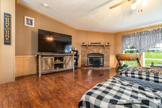 3930 Williams Ln, Elkton, VA 22827 - living area featuring ornamental molding, wood finished floors, a textured ceiling, a decorative wall, and a ceiling fan
