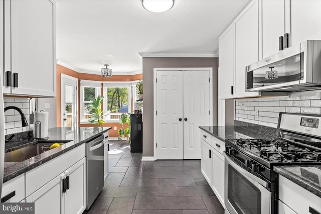 11814 Arbor Glen Dr, Fredericksburg, VA 22407 - kitchen with stainless steel appliances, a sink, white cabinetry, crown molding, and decorative backsplash