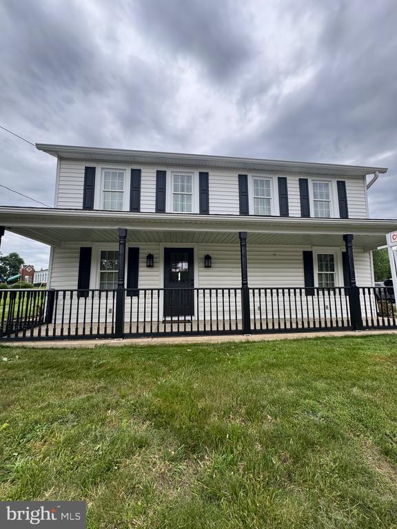 6612 Old Plank Rd, Fredericksburg, VA 22407 - farmhouse-style home with covered porch and a front yard