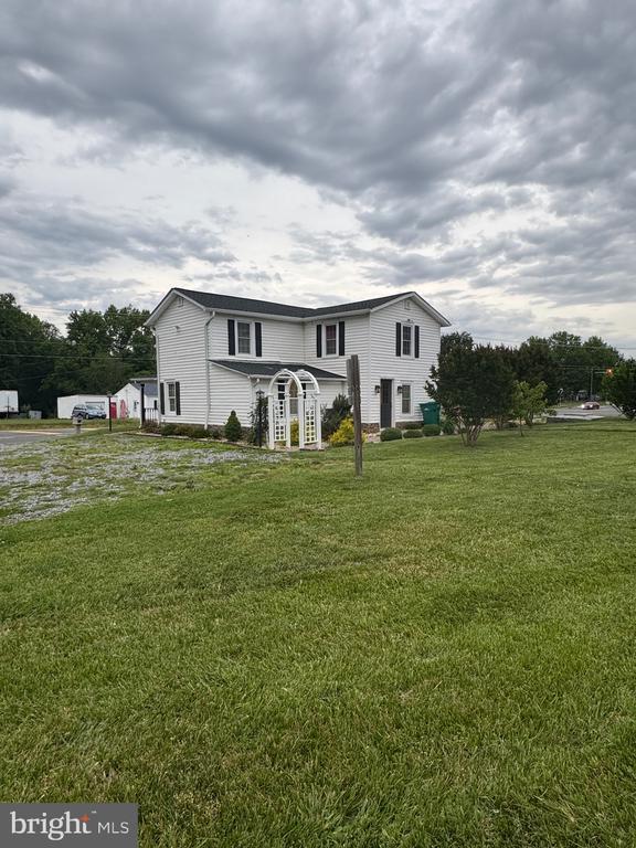 6612 Old Plank Rd, Fredericksburg, VA 22407 - view of front of property featuring a front yard