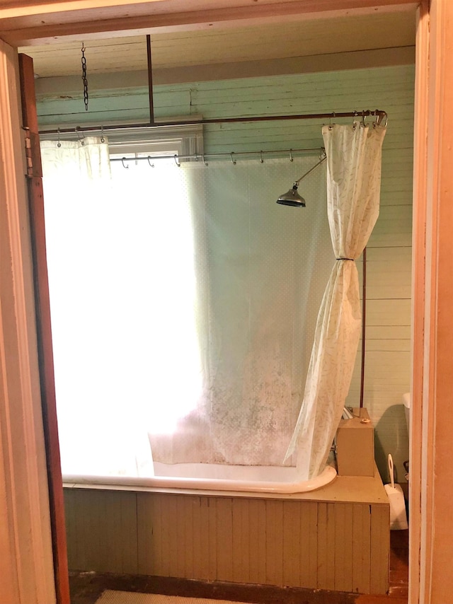 9264 Schuyler Rd, Schuyler, VA 22969 - full bathroom with shower / bath combo with shower curtain