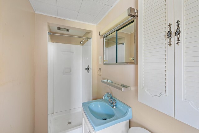 887 Natural Chimneys Rd, Mount Solon, VA 22843 - bathroom with walk in shower, toilet, vanity, and crown molding