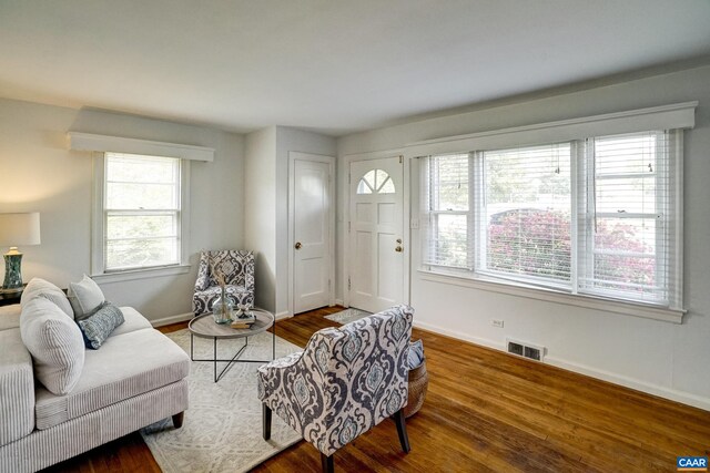 807 Hillcrest Rd, Charlottesville, VA 22903 - living area featuring wood finished floors and baseboards