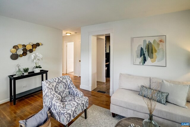 807 Hillcrest Rd, Charlottesville, VA 22903 - living area featuring wood finished floors and baseboards