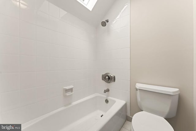 8300 Falcon Glen Rd, Warrenton, VA 20186 - full bath with toilet, shower / bathtub combination, and vaulted ceiling with skylight