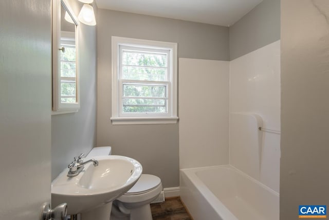 full bath featuring a sink, toilet, and baseboards