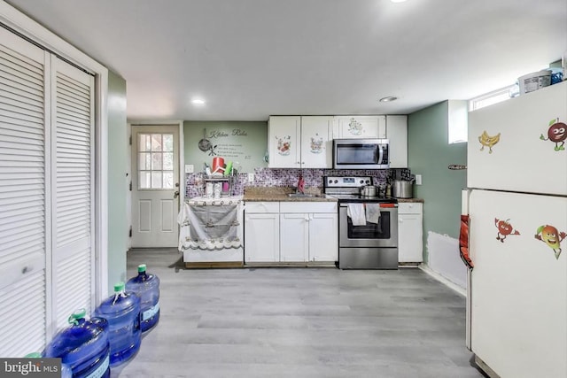 526 Azalea St, Culpeper, VA 22701 - kitchen with stainless steel appliances, white cabinetry, decorative backsplash, light wood-type flooring, and recessed lighting