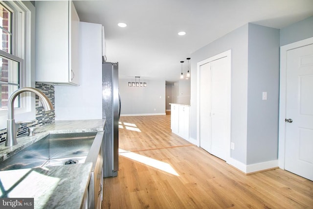 19196 Ferguson Ln, Jeffersonton, VA 22724 - kitchen featuring baseboards, light wood-style flooring, freestanding refrigerator, and a sink