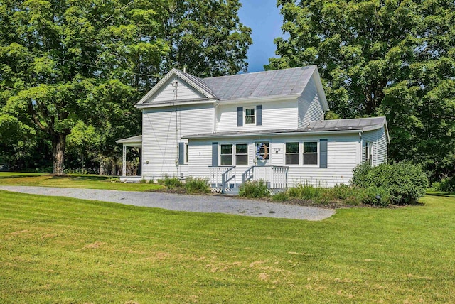 3914 Ida Rd, Luray, VA 22835 - traditional-style house featuring a front lawn