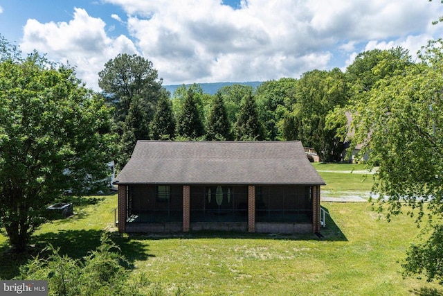 view of front facade with a front lawn