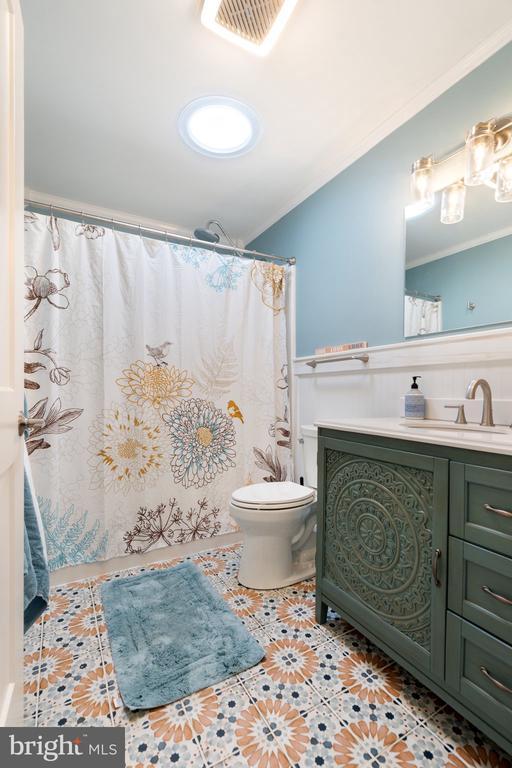 26438 Pennfields Dr, Orange, VA 22960 - bathroom with tile patterned floors, wainscoting, crown molding, and visible vents