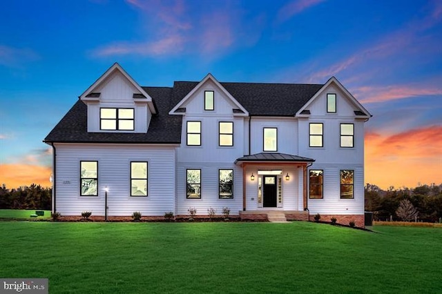 view of front of property featuring a lawn