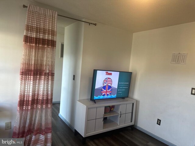 6015 Sunny Meadows Dr, Fredericksburg, VA 22407 - living area with wood finished floors and baseboards