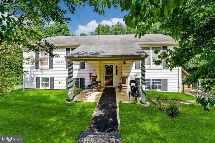 view of front of house with a front lawn