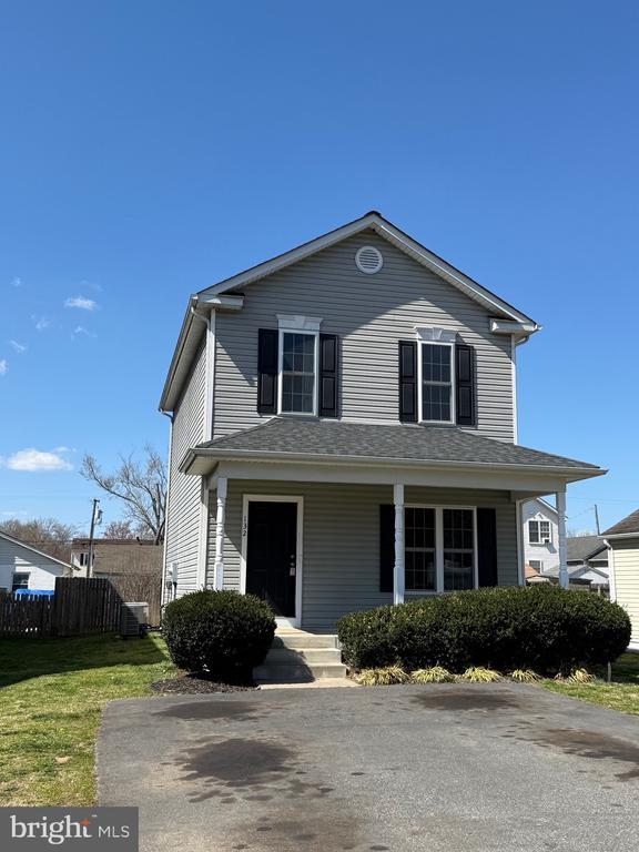132 Mansfield St, Fredericksburg, VA 22408 - view of front facade featuring covered porch