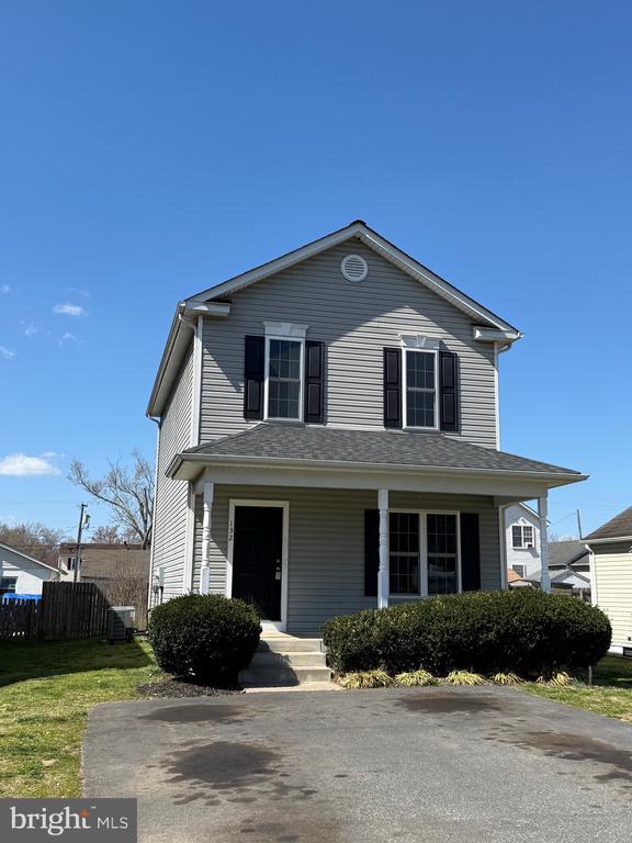 132 Mansfield St, Fredericksburg, VA 22408 - view of front of property with fence and a porch